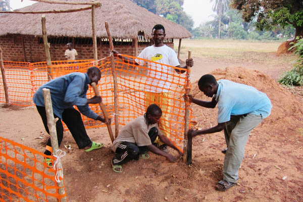 Installing fencing at a vaccination site, Faradje
